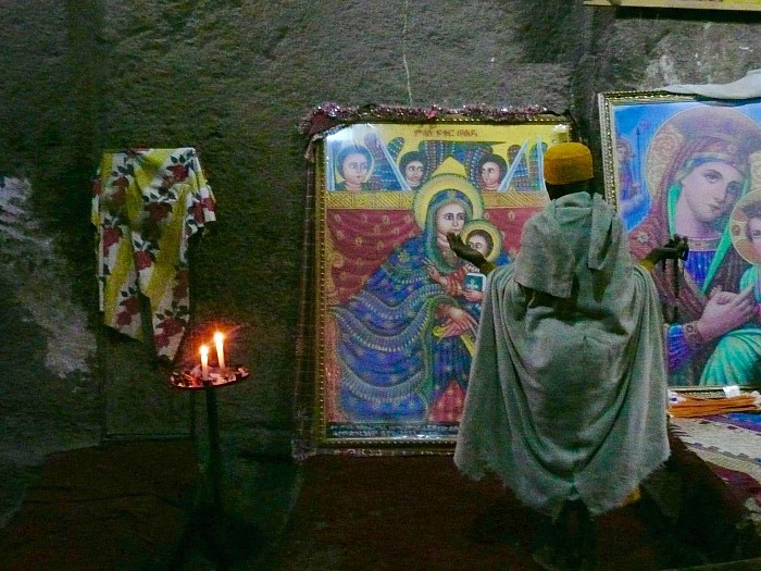 Mujer rezando en Lalibela - Etiopía