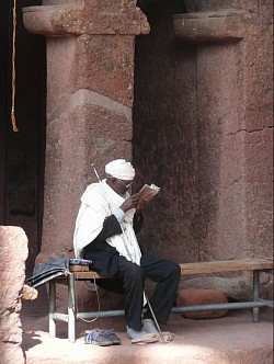 Monje leyendo en Lalibela - Etiopía